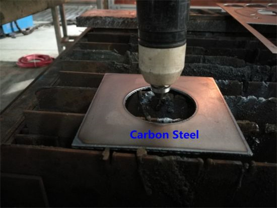 금속판 절단에 사용되는 CNC 플라즈마 절단기